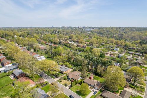 1243 Pinewood Dr, Pittsburgh PA  15243-1811 exterior