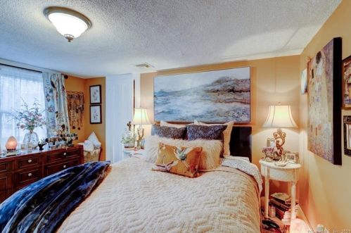 302 Woodbridge St, Manchester CT 06042-2372 exterior