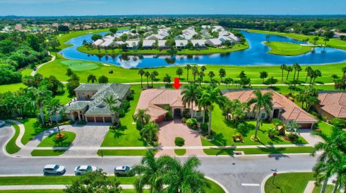 8048 Desmond Dr, Boynton Beach FL 33472-5013 exterior