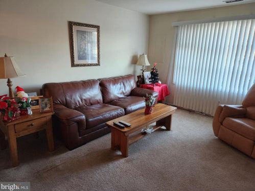 1027 Oakwood Dr, Huntingdon Valley, PA 19006-1731