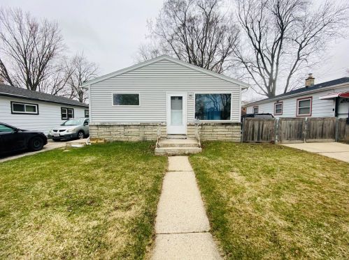 5273 65th St, Milwaukee, WI 53218-3009