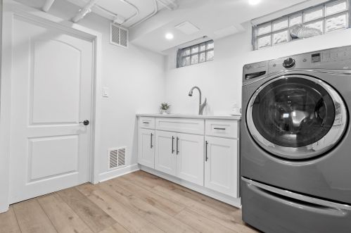 6162 Washington Cir, Milwaukee WI 53213-2472 exterior