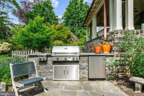 102 Chestnut Hill Ave, Philadelphia PA 19118-2715 exterior