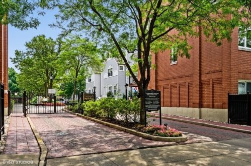 2835 Wolcott Ave, Chicago IL 60657-4053 exterior