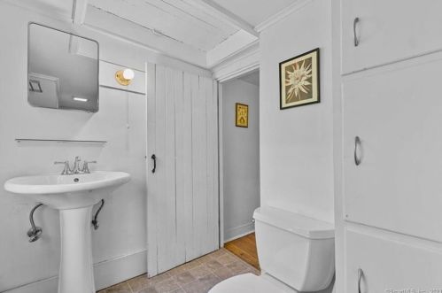 22 Homewood Ave, North Haven CT 06473-2919 exterior