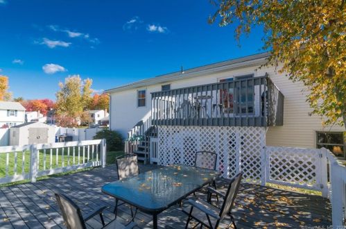 40 Foxcroft Rd, Enfield CT 06082-2431 exterior