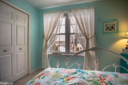 2066 Harbour Dr, Palmyra NJ 08065-1111 exterior