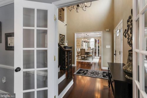 19840 Meredith Dr, Rockville MD 20855-2426 exterior