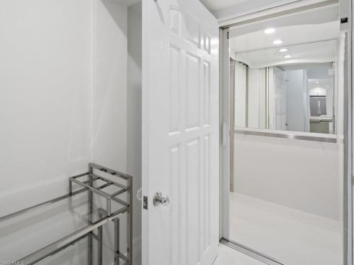 9980 Vanderbilt Dr, Naples FL 34108-2170 exterior