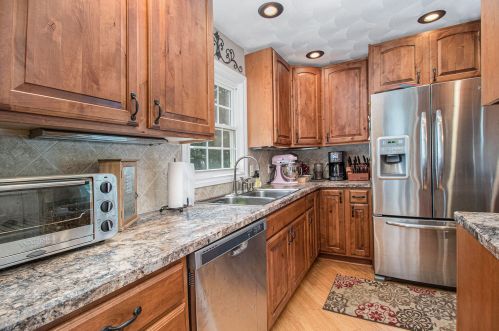 8551 Riverview Dr, Kalamazoo MI 49004-8612 exterior