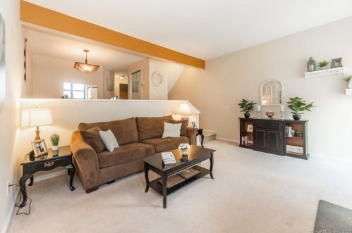 186 Metacomet Dr, Meriden CT 06450-3571 exterior