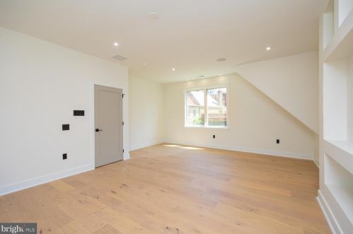 6627 Lincoln Dr, Philadelphia PA exterior