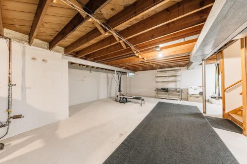 7535 Seneca Rd, Milwaukee WI 53217-3142 exterior