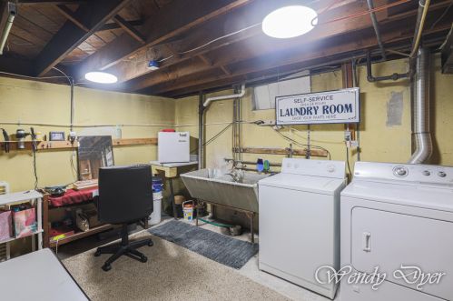 1042 Northlawn St, Grand Rapids MI 49505-3717 exterior