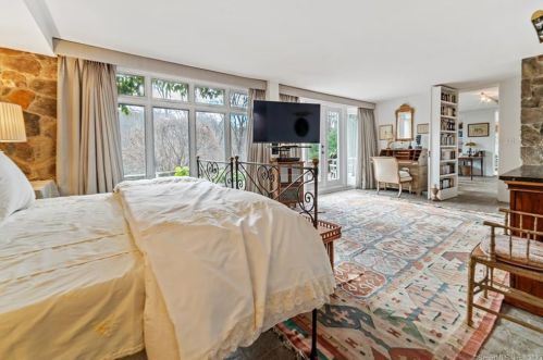 76 Davenport Rd, Roxbury CT 06783-1000 exterior