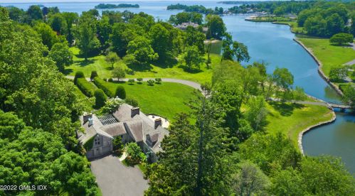 33 Mdw Wood Dr, Greenwich CT 06830-7023 exterior