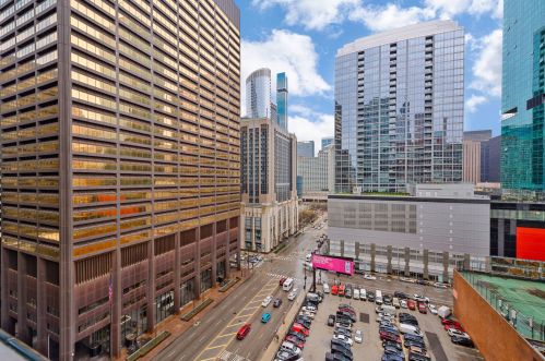 600 Fairbanks Ct, Chicago IL  60611-5410 exterior