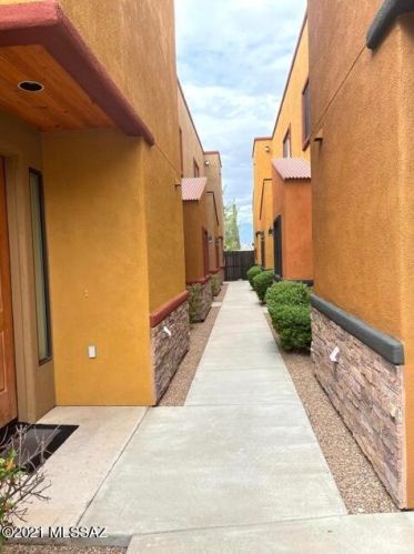 8647 Placita De Las Tarascas, Tucson AZ  85710-6260 exterior
