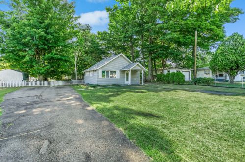 200 Nursery St, Lawton, MI 49065-9723