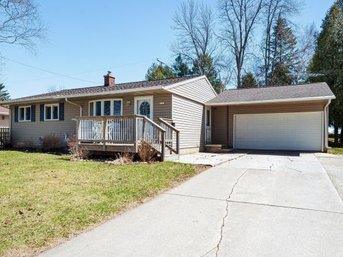 1721 Lilac Dr, Manitowoc WI 54220-6703 exterior