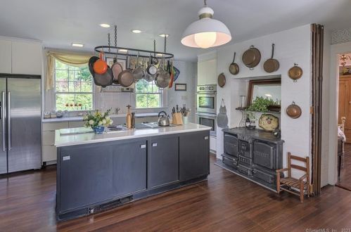 212 Main St, Ridgefield CT 06877-4922 exterior