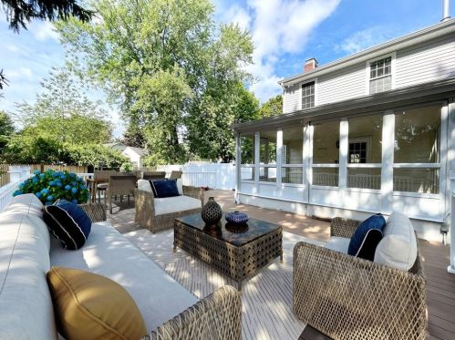 4 Grasslands Rd, Warwick, RI 02818-3011