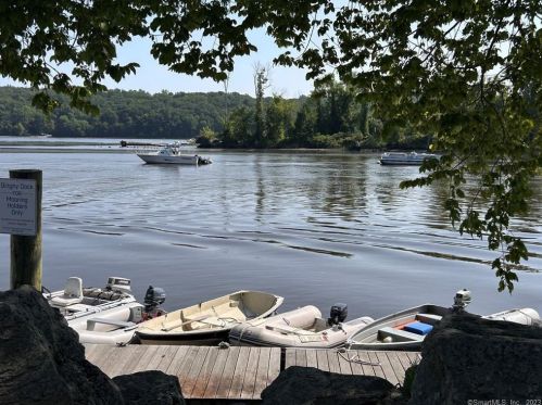 42 Riv St, Deep River CT 06417-1923 exterior