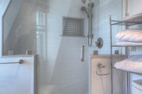 162 Rhode Is Ave, Middletown RI 02840-2761 exterior