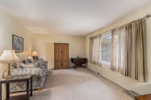 7129 Green Forest Dr, Kalamazoo, MI 49024-4218