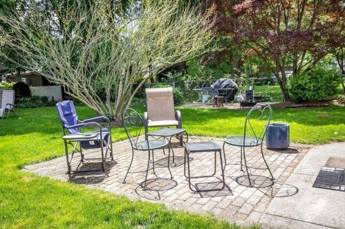 144 Side Pkwy, Newton MA 02458-1847 exterior