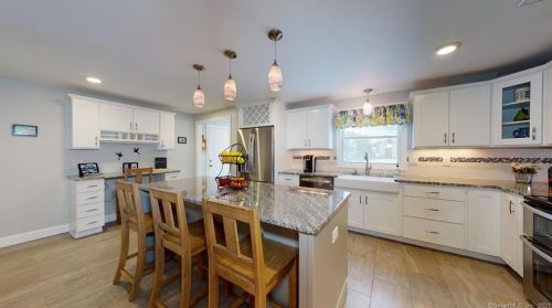 28 Celtic Ct, Enfield CT 06082-5777 exterior