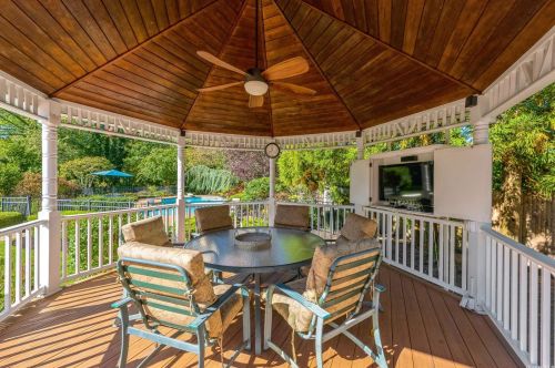 140 Hayrick Ln, Commack NY 11725-1232 exterior