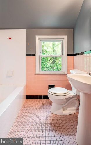 253 Luff Ln, Warminster PA 18974-5272 exterior