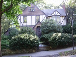 54 Day St, Newton, MA 02466-2917