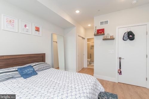 1958 8th St, Philadelphia PA 19122-2023 exterior