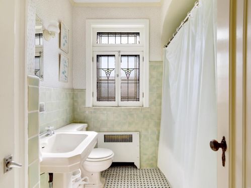 7442 Cromwell Dr, Saint Louis MO 63105-2919 exterior