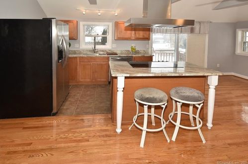 14 Lk St, Ellington CT 06029-3008 exterior