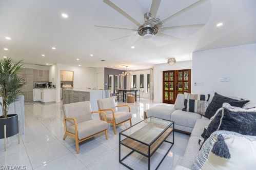 155 Old Tamiami Trl, Naples FL 34110-1170 exterior