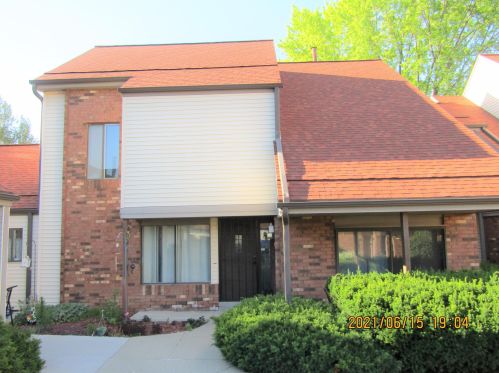 8028 94th St, Milwaukee, WI 53224-2915