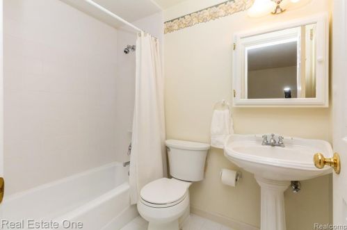 1439 Lantern Ln, Rochester MI 48306-4240 exterior