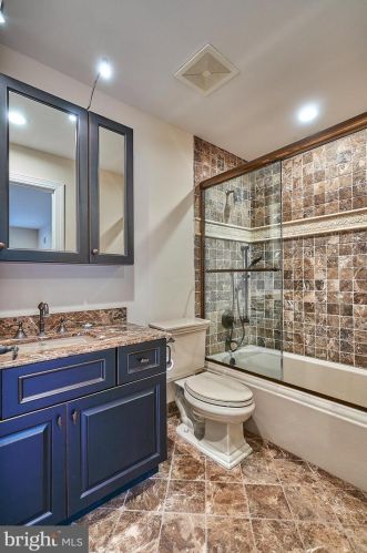 2221 Jefferson Ln, Huntingdon Valley PA 19006-6038 exterior