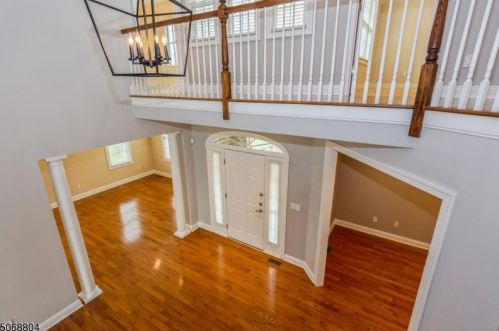 10 Baxter Ln, Town Center NJ 07052-1429 exterior