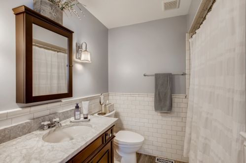 366 Commonwealth Ln, Elmhurst IL 60126-4918 exterior