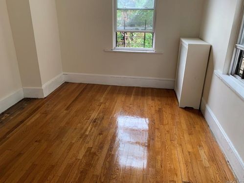 4023 Gunther Ave, Bronx NY 10469-2727 exterior