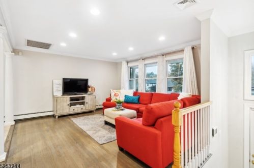 41 Cutter Dr, East Hanover NJ  07936-3047 exterior