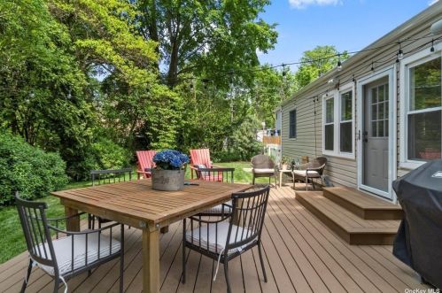 33 Hazard Ave, Huntington Station NY 11746-3726 exterior