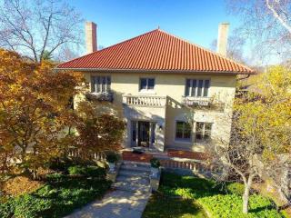 3347 Lake Dr, Milwaukee, WI 53235-3777