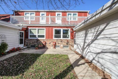 3220 King Arthurs Ct, Milwaukee, WI 53221-3138