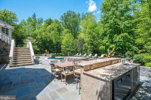 896 Alvermar Rdg Dr, Mc Lean VA 22102-1439 exterior