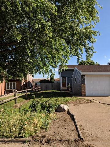 631 29th St, Dickinson, ND 58601-2536